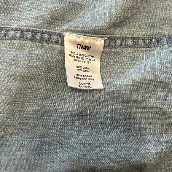 TNA boyfriend fit jean button down shirt. Size small. 100% cotton - Picture 4 of 5